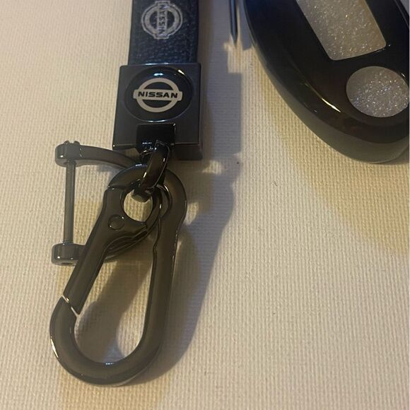 Nissan Logo Key Fob Keychain in Black Leather and Key Fob Cover in Black NWT - Picture 3 of 7